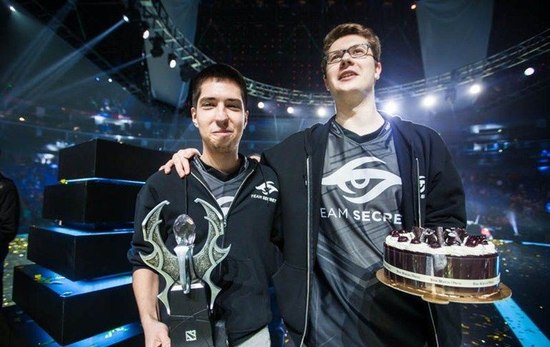 键盘冒奶？外媒排S11最强战队，LPL四队全上榜