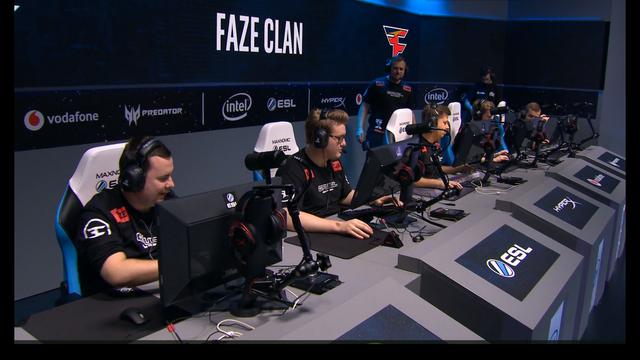 LPL解说瞳夕晒照：走路小心点，别再撞我心上了